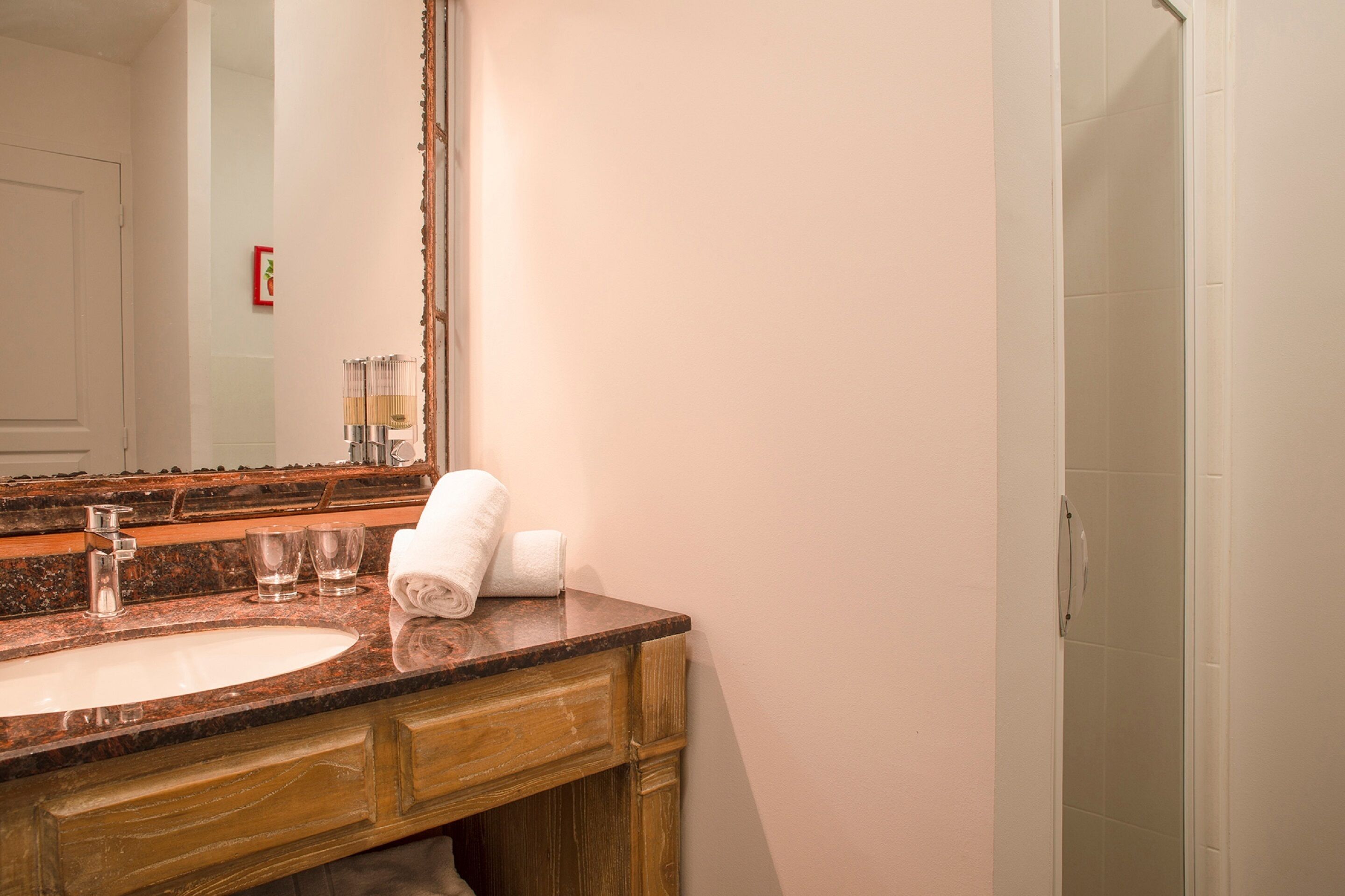 combined shower/bathtub, free toiletries, hair dryer, slippers