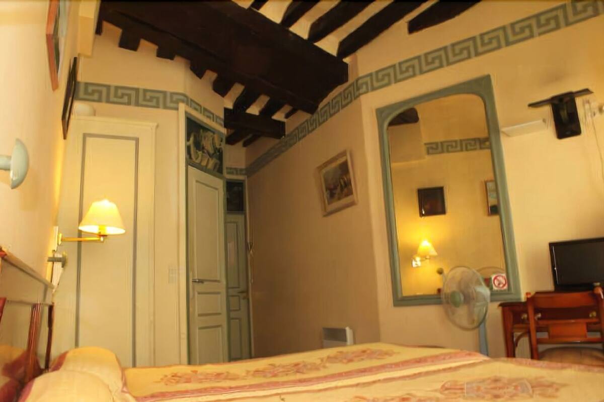 In-room safe, free WiFi, bed sheets