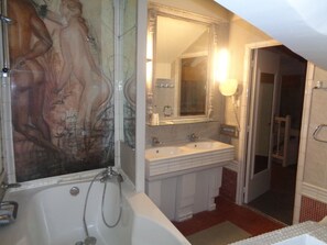 Superior tweepersoonskamer | Badkamer | Een douche, gratis toiletartikelen, een haardroger, handdoeken