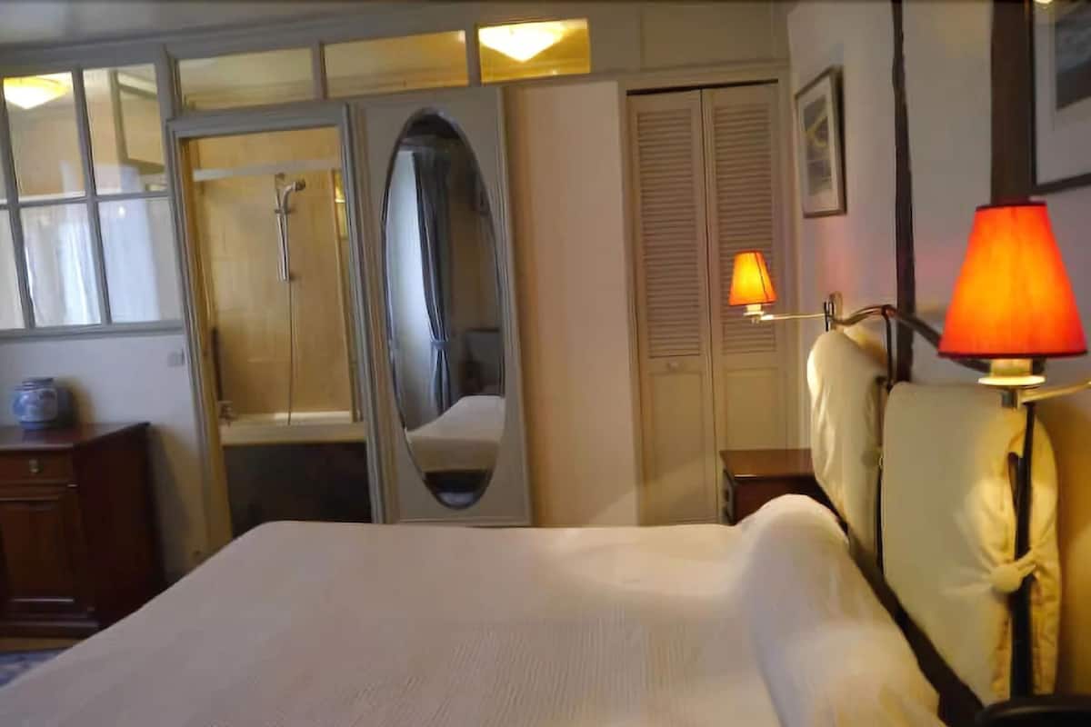 In-room safe, free WiFi, bed sheets