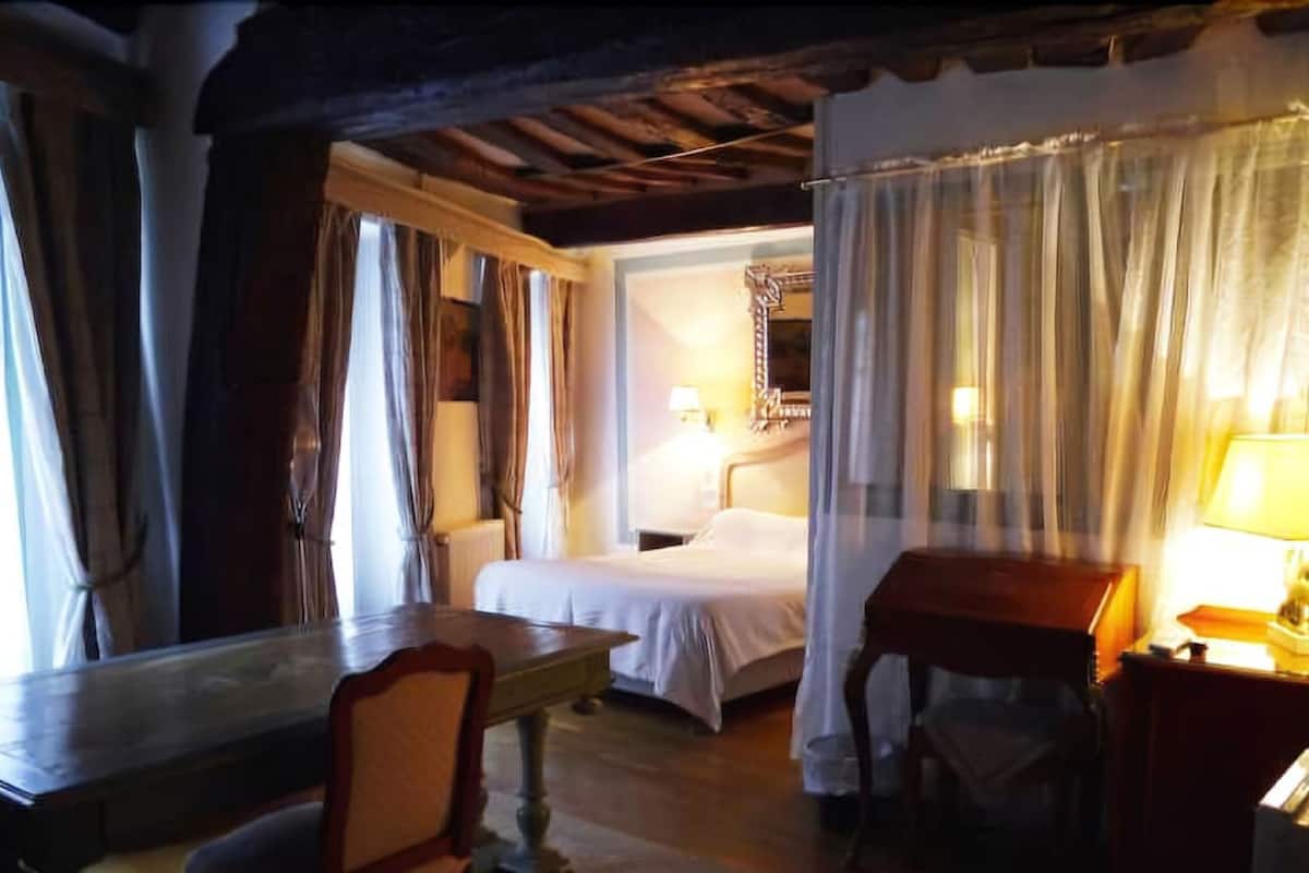 In-room safe, free WiFi, bed sheets