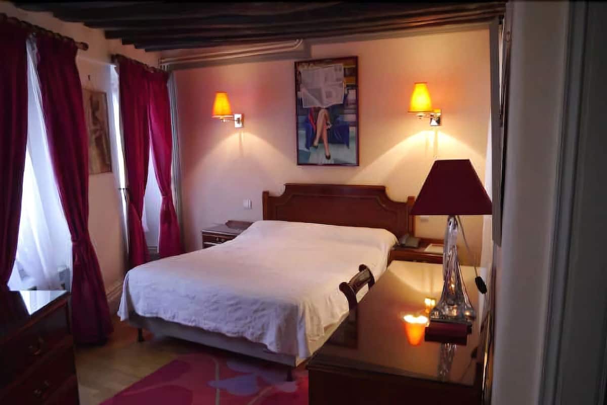 In-room safe, free WiFi, bed sheets