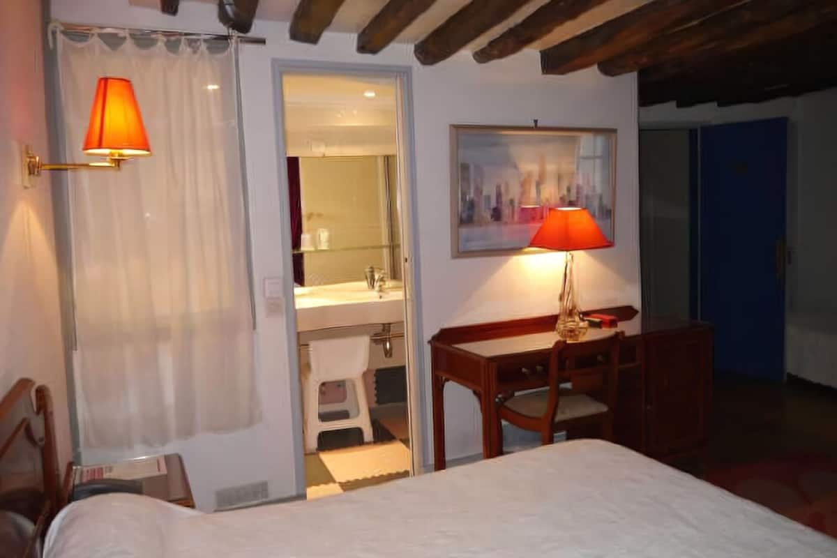 In-room safe, free WiFi, bed sheets