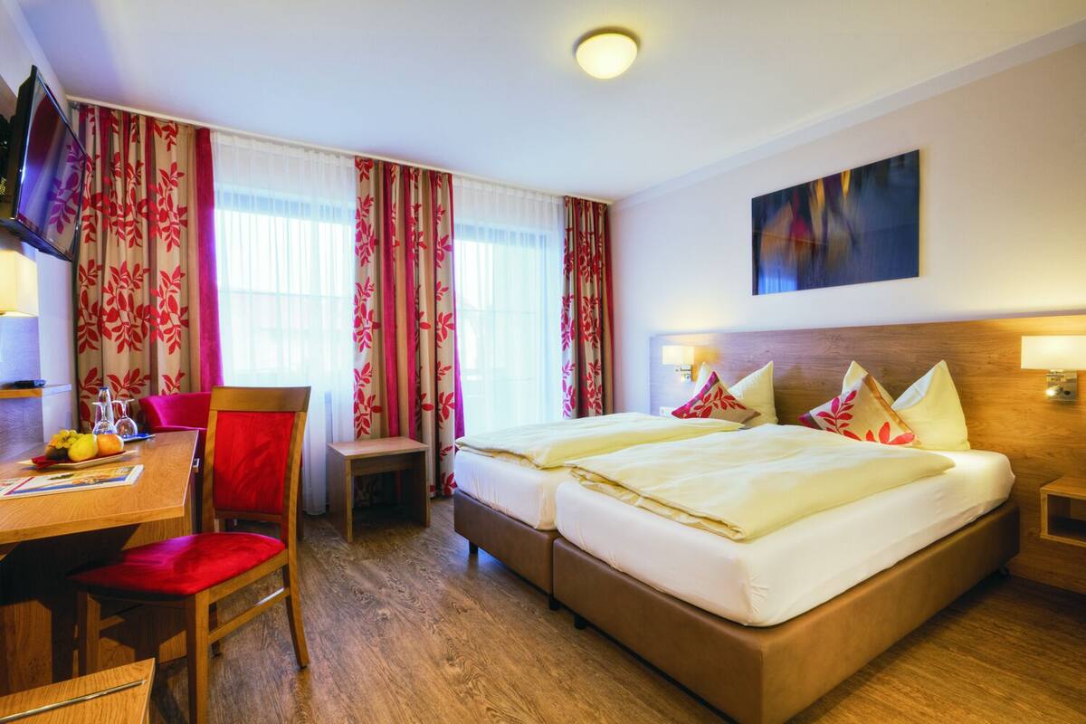 standard double room | 1 bedroom, minibar, in-room safe, desk