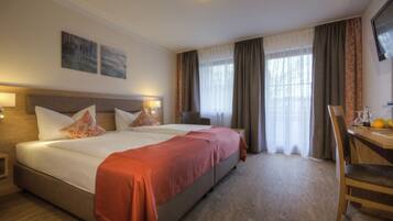 Minibar, Zimmersafe, Schreibtisch, Verdunkelungsvorhänge