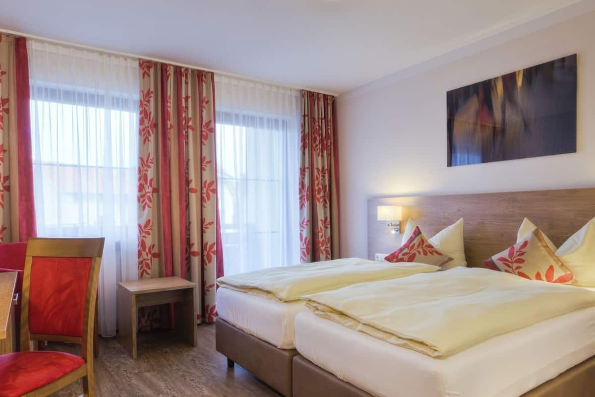 standard double room | 1 bedroom, minibar, in-room safe, desk