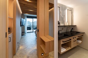 Minibar, caja de seguridad en la habitación y escritorio 