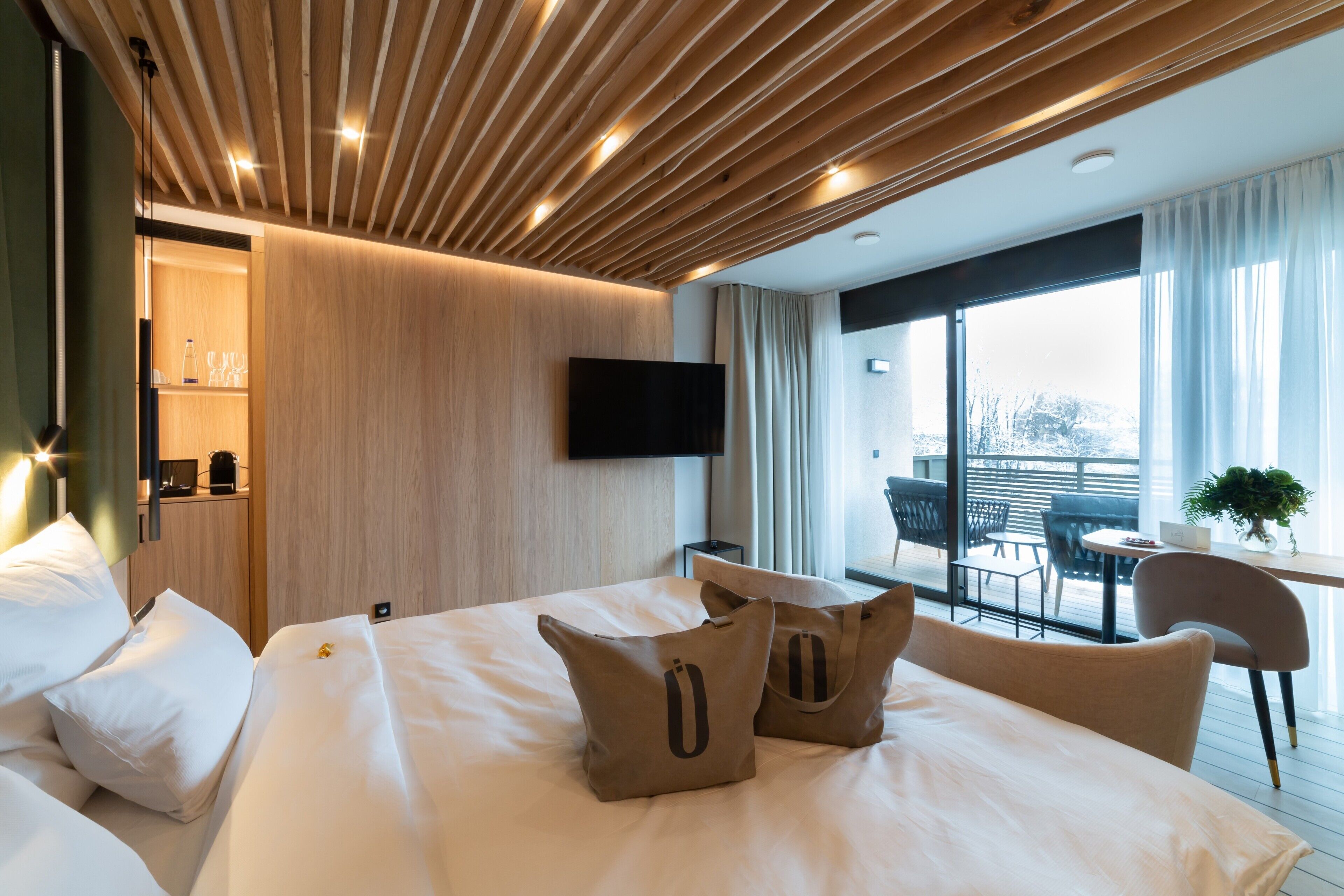 Junior Studio Suite | Minibar, in-room safe, desk, blackout drapes