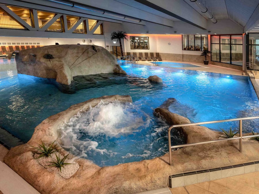 Kolam renang tertutup, 2 kolam renang terbuka, kerusi lepak pantai