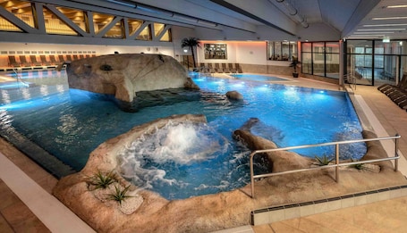 Piscine couverte, 2 piscines extérieures, chaises longues. Ströbinger Hof - Therme Wellness Resort