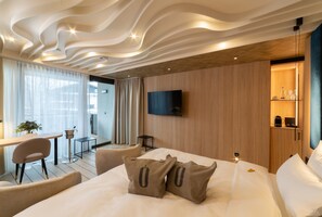 Suite estudio junior | Minibar, caja de seguridad en la habitación y escritorio 
