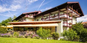 Experience the charm of Thermenhotel Ströbinger Hof, a traditional hotel with a balcony and outdoor seating area.