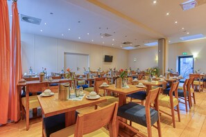 Daily buffet breakfast for a fee - Centro Hotel Braunschweig, Trademark Collection by Wyndham (Braunschweig)