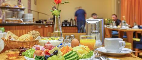 Petit déjeuner buffet (14.90 EUR par personne)