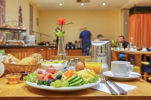 Daily buffet breakfast (EUR 14.90 per person) - Centro Hotel Braunschweig, Trademark Collection by Wyndham (Braunschweig)