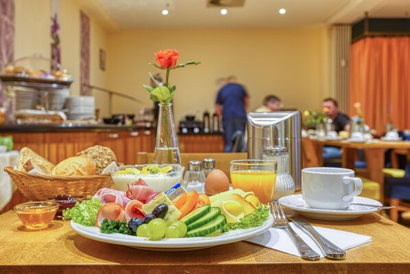 Desayuno buffet todos los días (EUR 14.90 por persona)