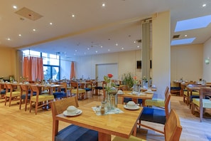 Desayuno buffet todos los días (EUR 14.90 por persona)