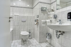 Regadera, amenidades de baño gratuitas, secadora de cabello, toallas