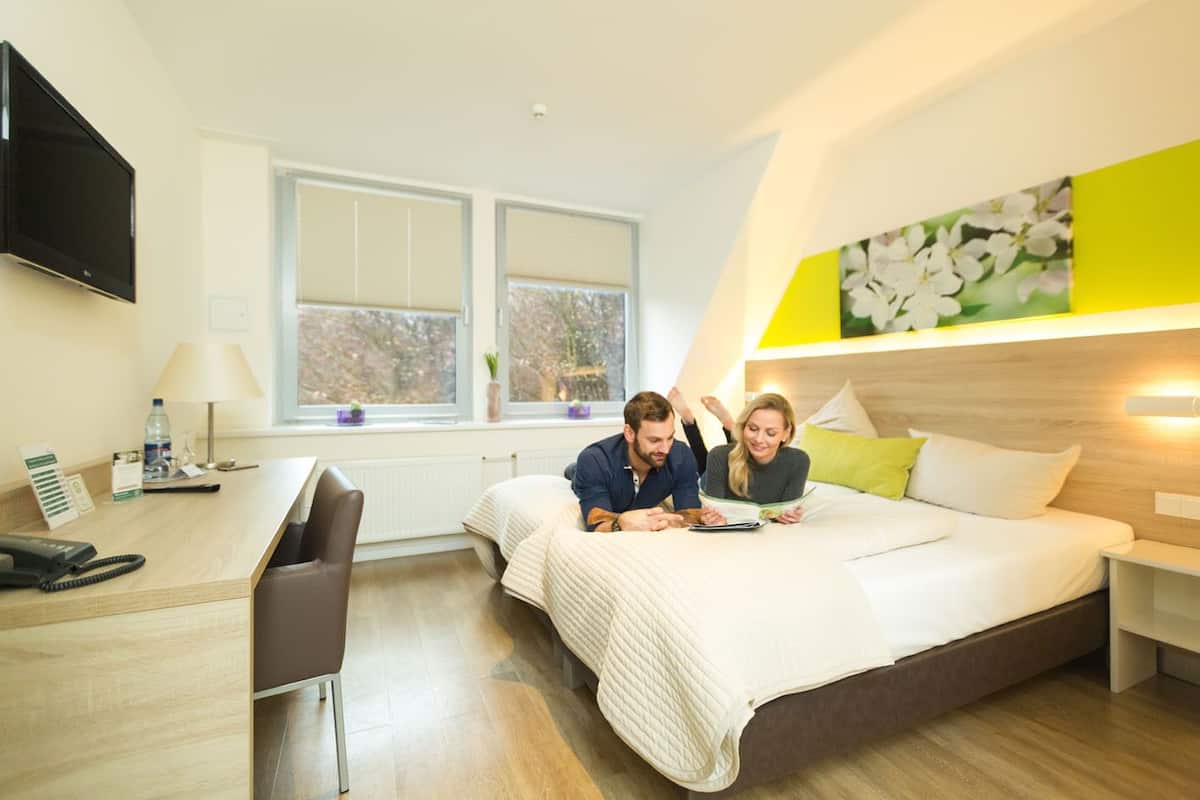 standard double room | 1 bedroom, in-room safe, desk, iron/ironing board