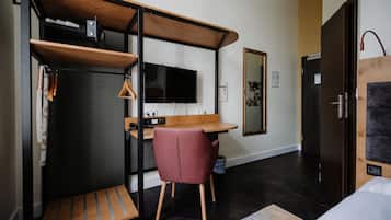 Single Room (Online Check-In) | Hypo-allergenic bedding, in-room safe, desk, iron/ironing board