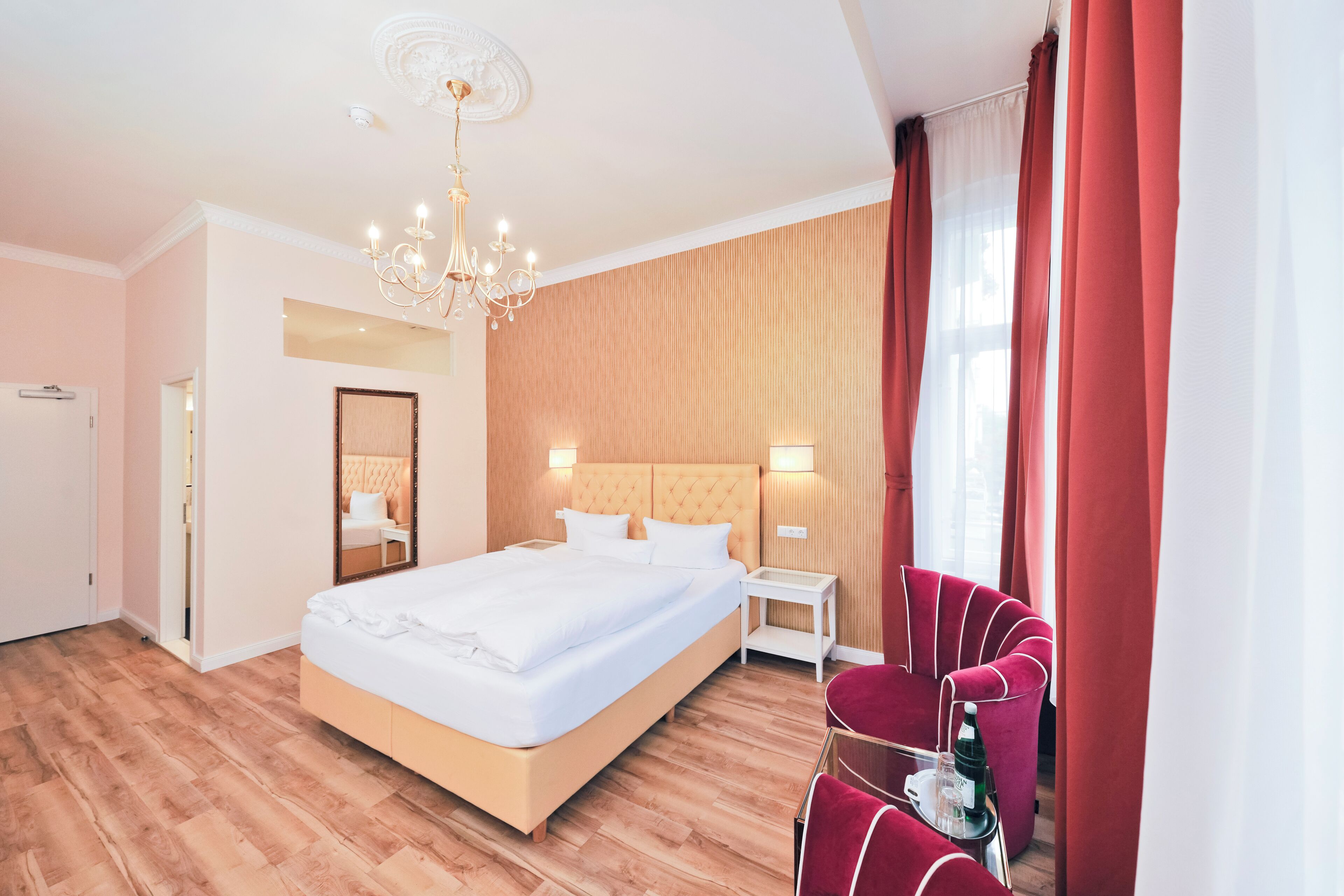 Literie hypoallergénique, coffres-forts dans les chambres, bureau