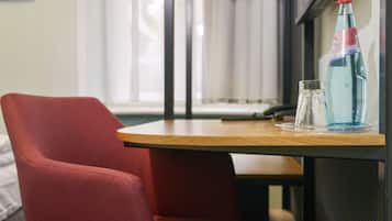 Quarto casal econômico (Online Check-In) | Área de estar | TV de tela plana