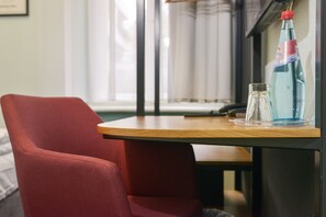 이코노미 더블룸 (Online Check-In) | 거실 공간 | 평면 TV