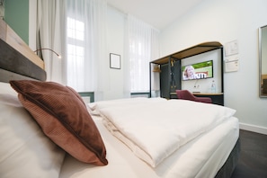Economy Double Room (Online Check-In) | Hypo-allergenic bedding, in-room safe, desk, iron/ironing board - AMC Hotel - Schöneberg (Berlin)