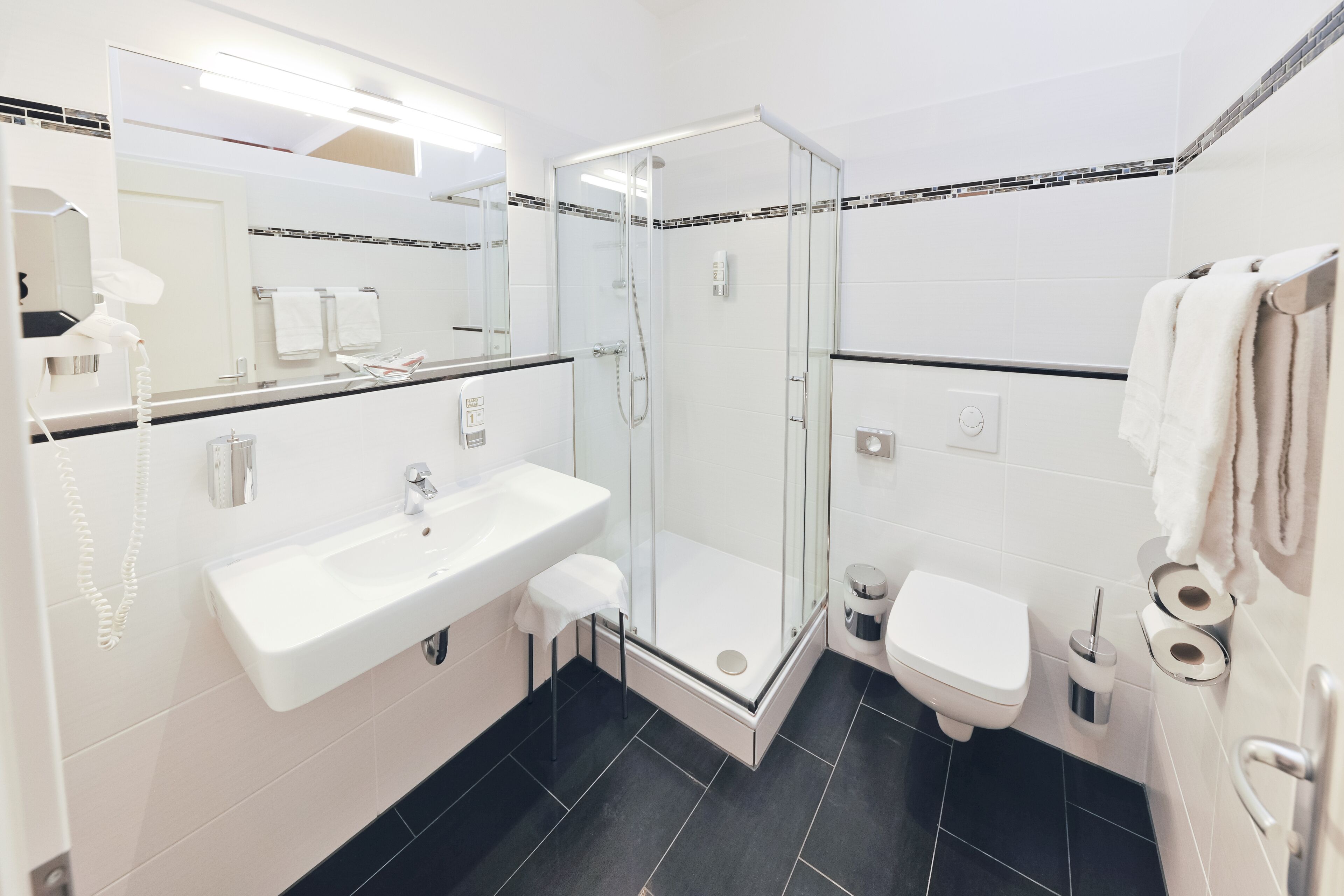 Douche, sèche-cheveux, serviettes fournies