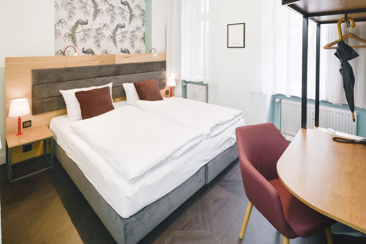 Kamar Double Ekonomi (Online Check-In) | Seprai antialergi, brankas, meja kerja, dan setrika/meja setrika
