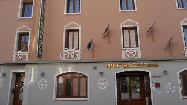 Un immeuble sur lequel on peut lire l’inscription « HÔTEL Saint-Georges ».