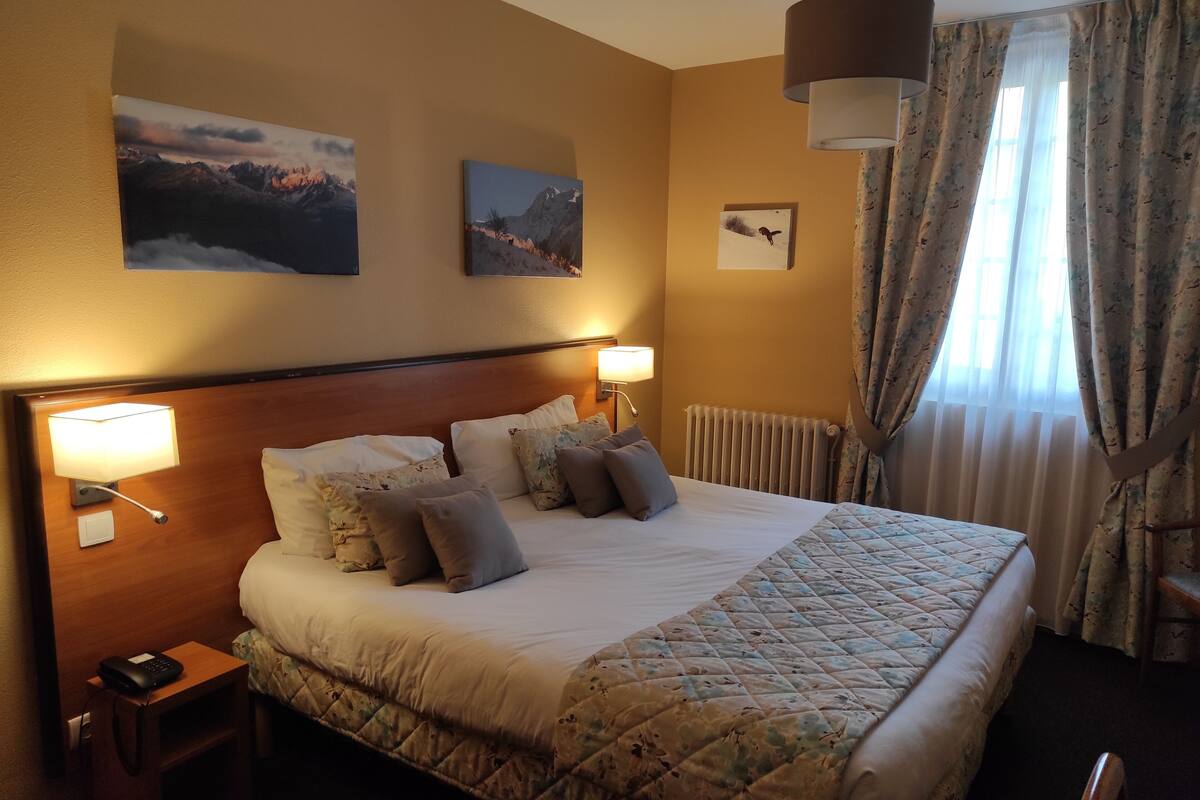 classic double room, 1 queen bed, non smoking | premium bedding, minibar, in-room safe, individually decorated