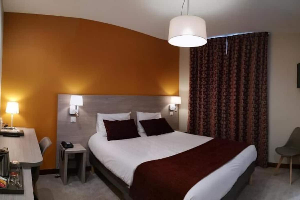classic double room, 1 queen bed, non smoking | premium bedding, minibar, in-room safe, individually decorated