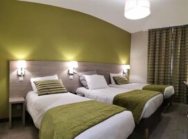 Roupas de cama premium, frigobar, cofres nos quartos