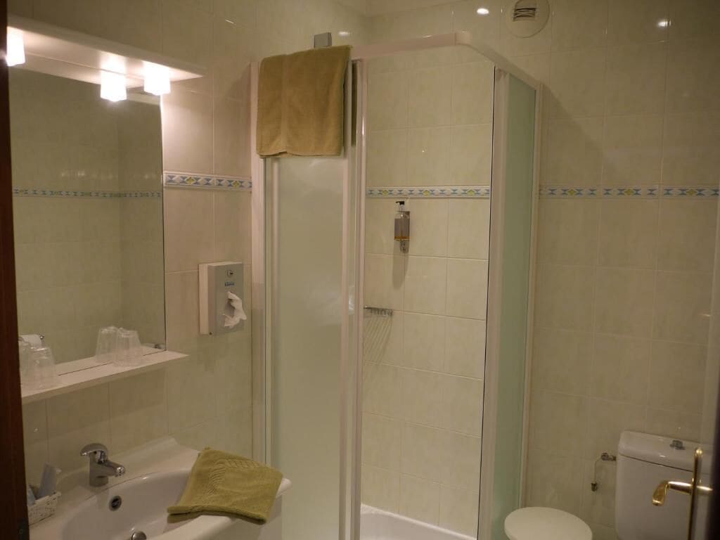 family room, non smoking | bathroom | shower, rainfall showerhead, free toiletries, hair dryer