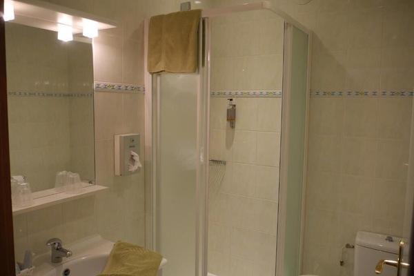 Quarto família, para não fumantes | Banheiro | Chuveiro, chuveiro com efeito de chuva, produtos de toalete grátis