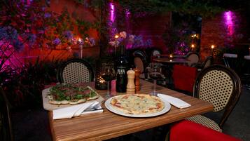 Breakfast and dinner served