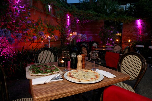 Petit déjeuner et dîner servis sur place
