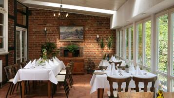 Petit déjeuner et dßner servis sur place