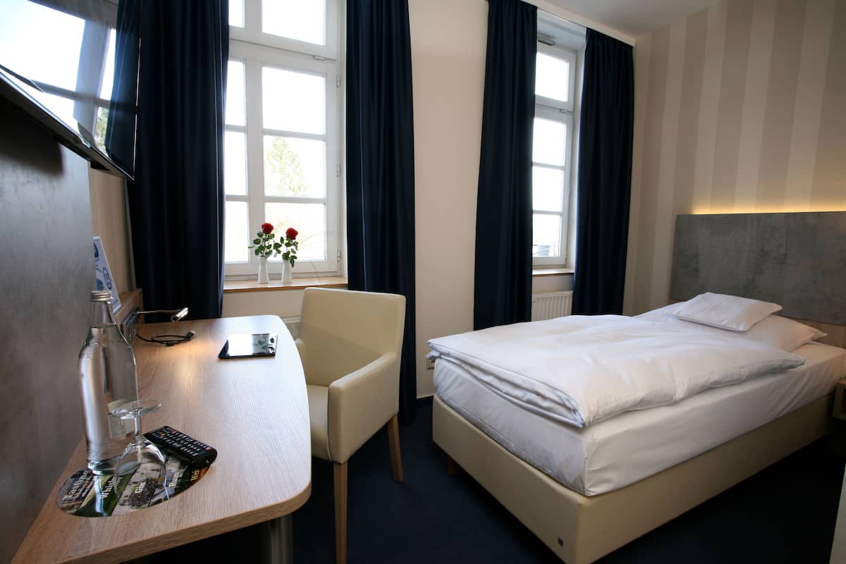 Business Single Room | Desk, laptop workspace, blackout drapes, WiFi (free)