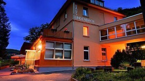 A two-story building with a sign reading "HAUS LINDENBACH". - BSW - Hotel Lindenbach (Nievern)