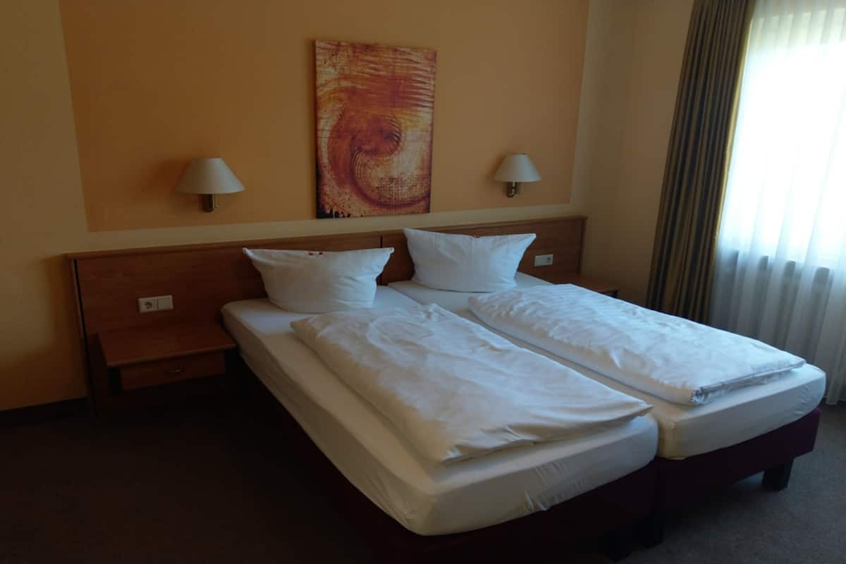 Comfort-Doppelzimmer | Allergikerbettwaren, Zimmersafe, Schreibtisch, kostenloses WLAN