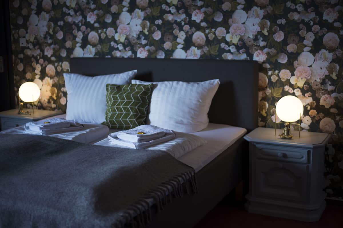 desk, cots/infant beds, free wifi, bed sheets