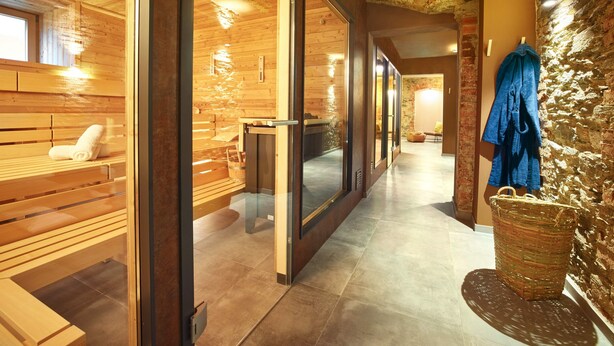 A wooden interior with benches and a sauna room. - Schlosshotel Braunfels (Braunfels)