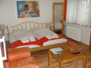 Basic Double Room, 1 King Bed | Desk, rollaway beds, free WiFi, bed sheets - Hotel Im Mühlengrund (Alfter)