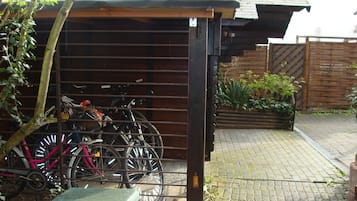 Ein überdachter Fahrradständer mit darunter abgestellten Fahrrädern.