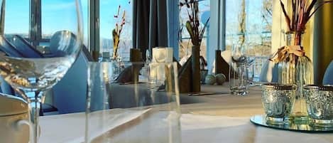 Se sirven desayunos, comidas, cenas y cocina regional