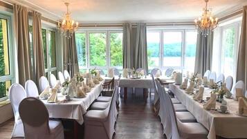 Frühstück, Mittagessen, Abendessen, regionale Küche