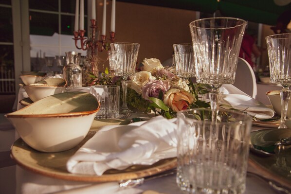 Breakfast, lunch and dinner served - Strandhotel Vier Jahreszeiten Buckow (Buckow)
