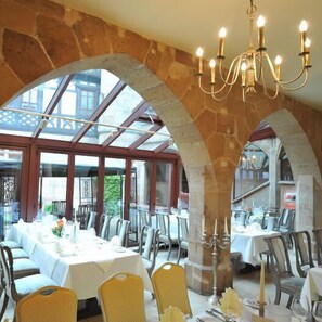 2 restaurants, international cuisine
